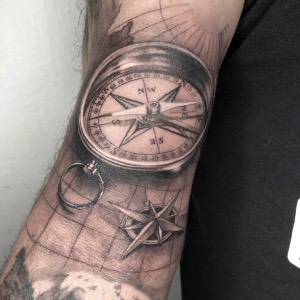 Tatuaje black Santiago