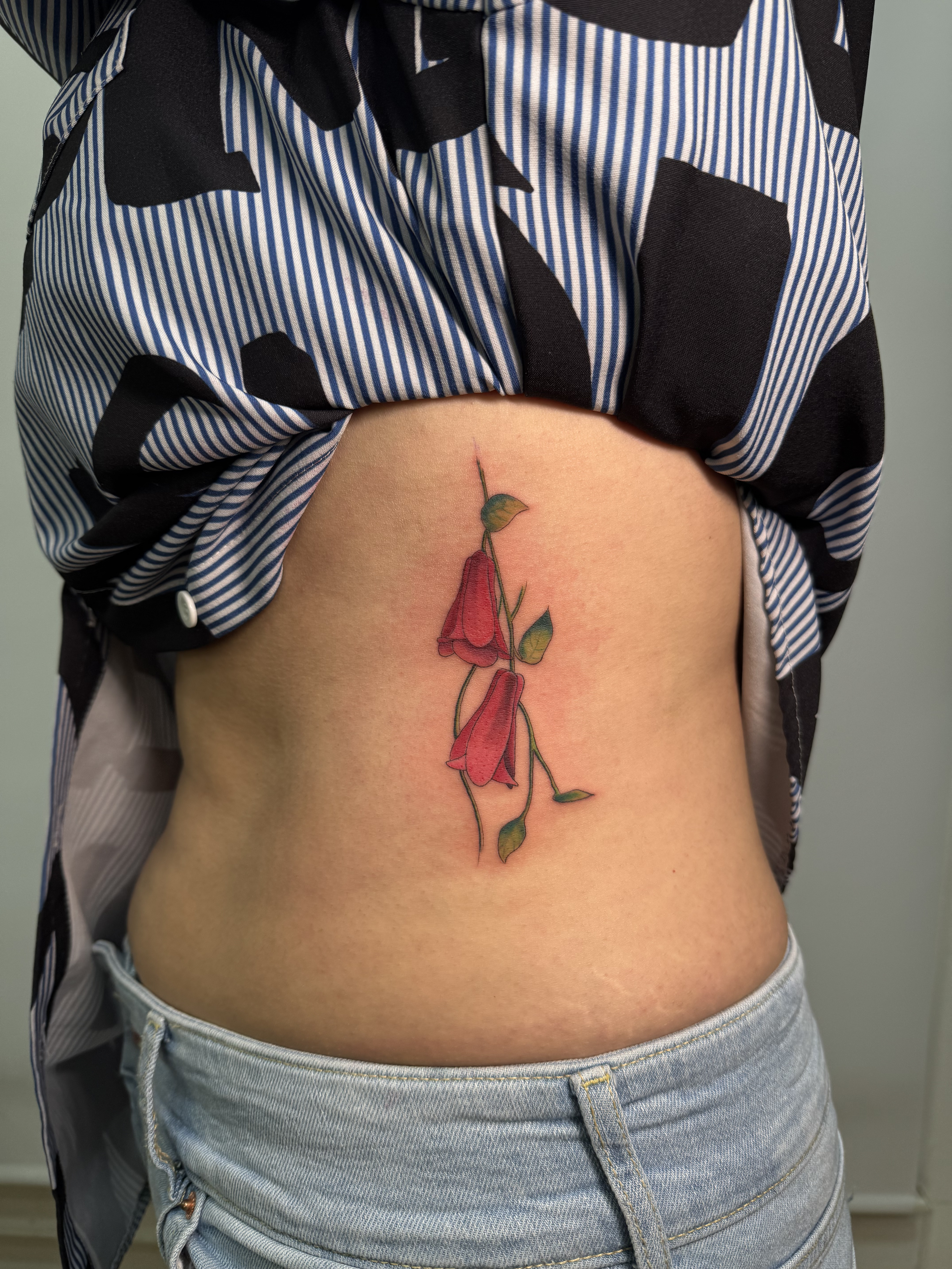 Tatuaje Copihue flores rojas color costillas — KRIMATT Santiago Chile
