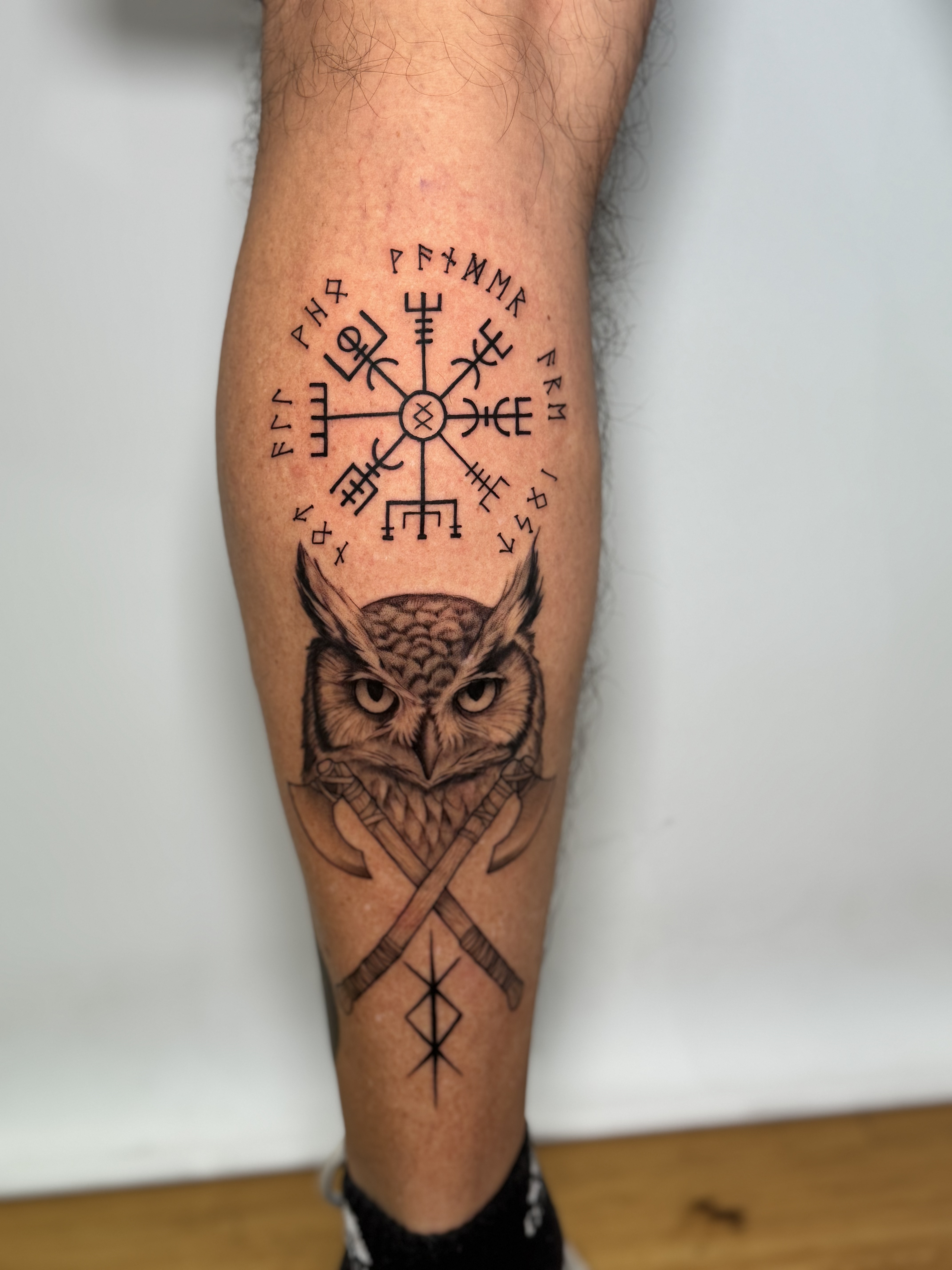 Tatuaje búho vegvísir runas hachas vikingas black grey — KRIMATT Santiago Chile