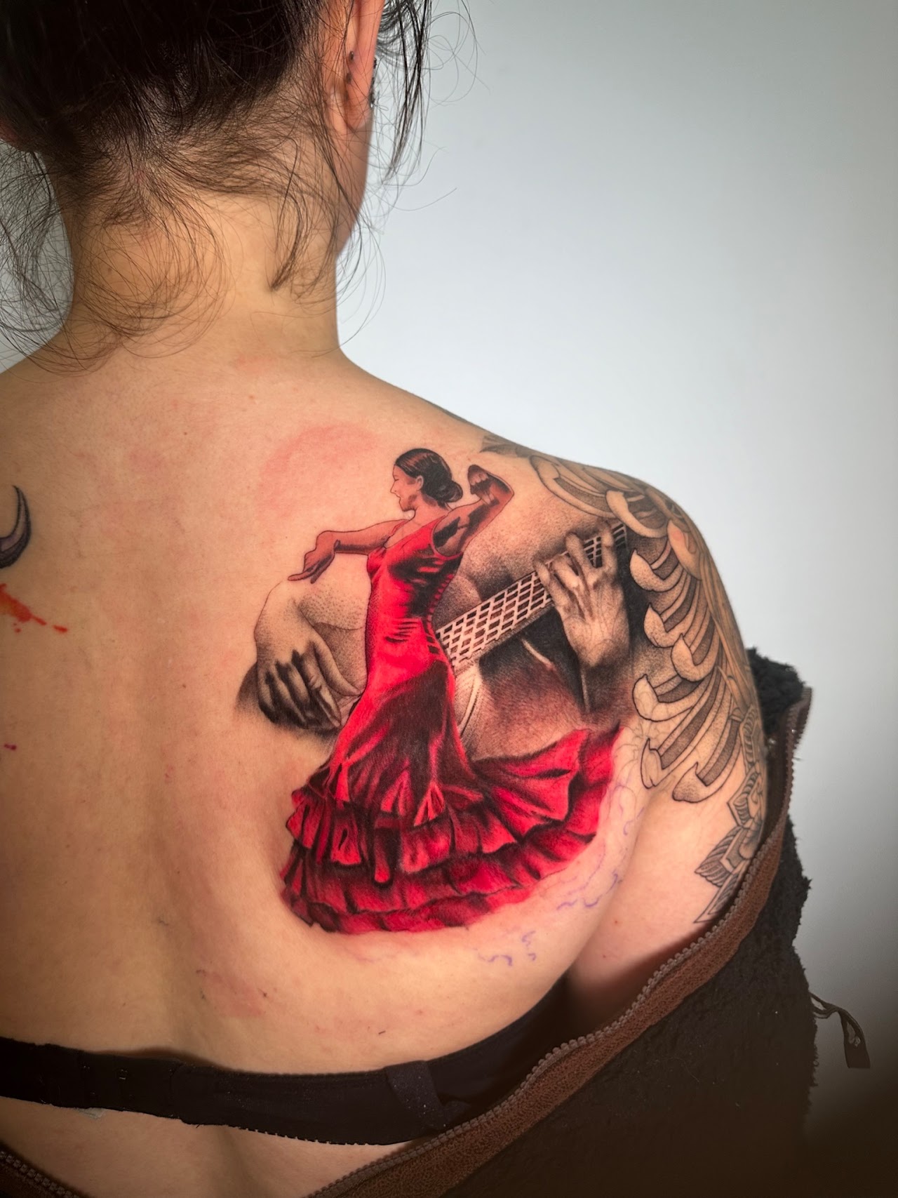 Tatuaje color Santiago — bailarina flamenca espalda