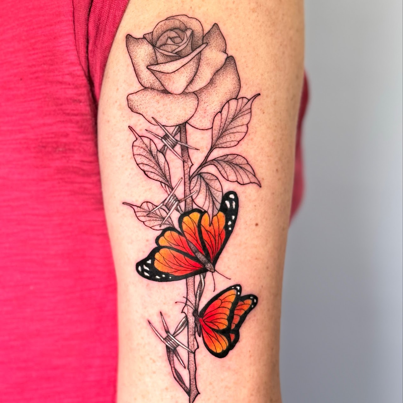 Tatuaje color Santiago — rosa mariposas brazo