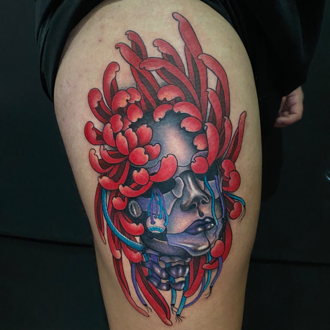 Tatuaje color Santiago — máscara crisantemos pierna