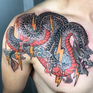 Tatuaje color Santiago — dragón pecho japonés