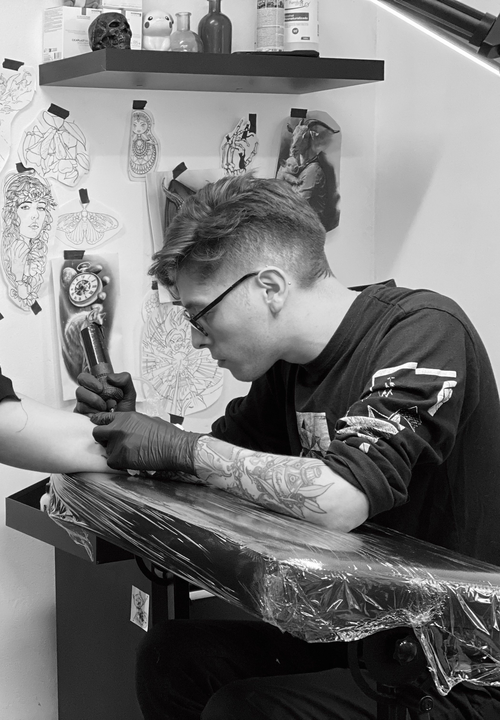 Krimatt tatuando en su estudio Santiago de Chile